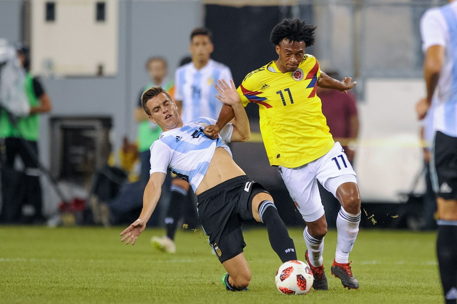 Lo Celso persigue a Cuadrado en un Colombia-Argentina.