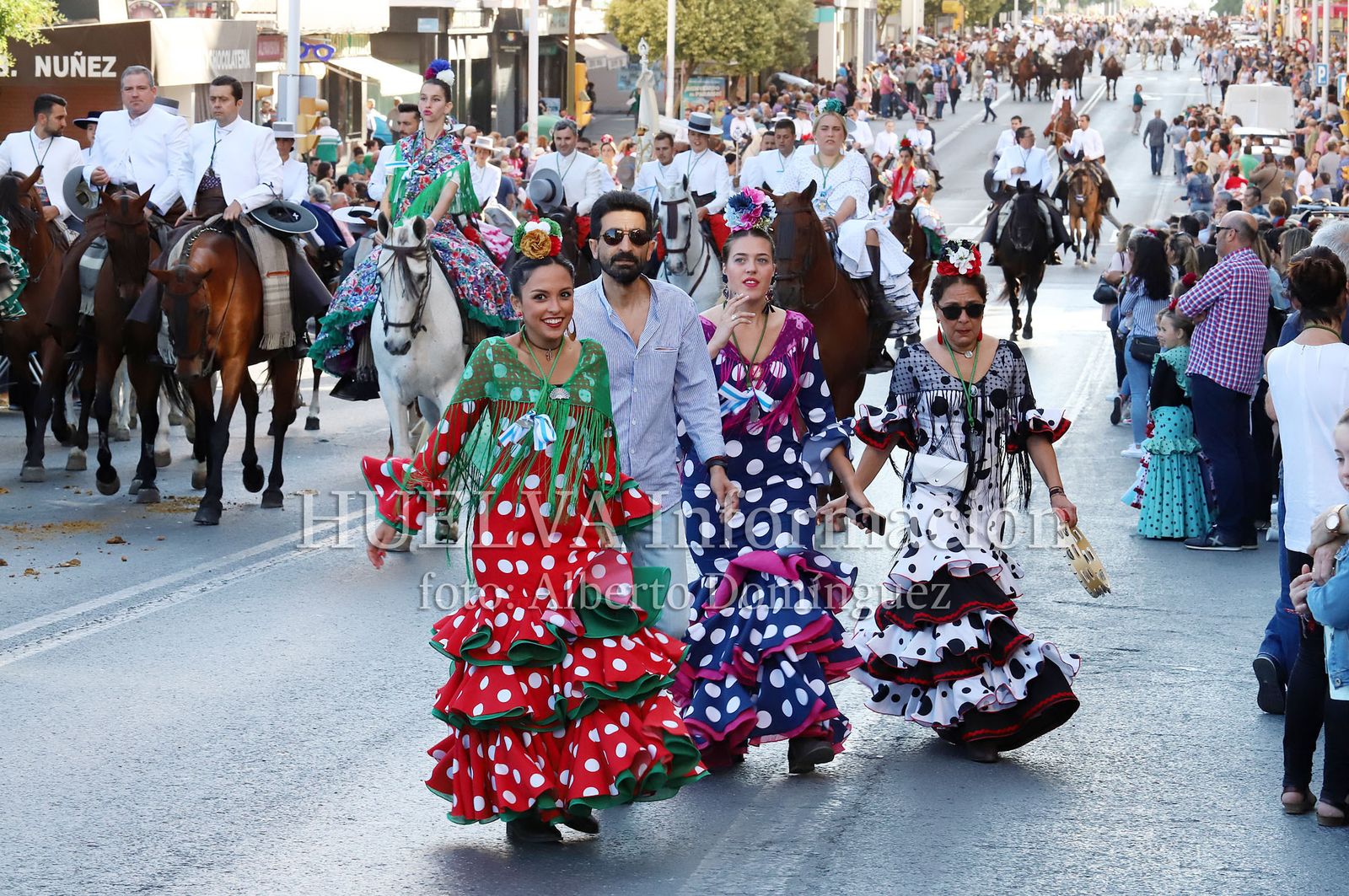 Imágenes de ambiente en la salida de la Hermandad de Huelva