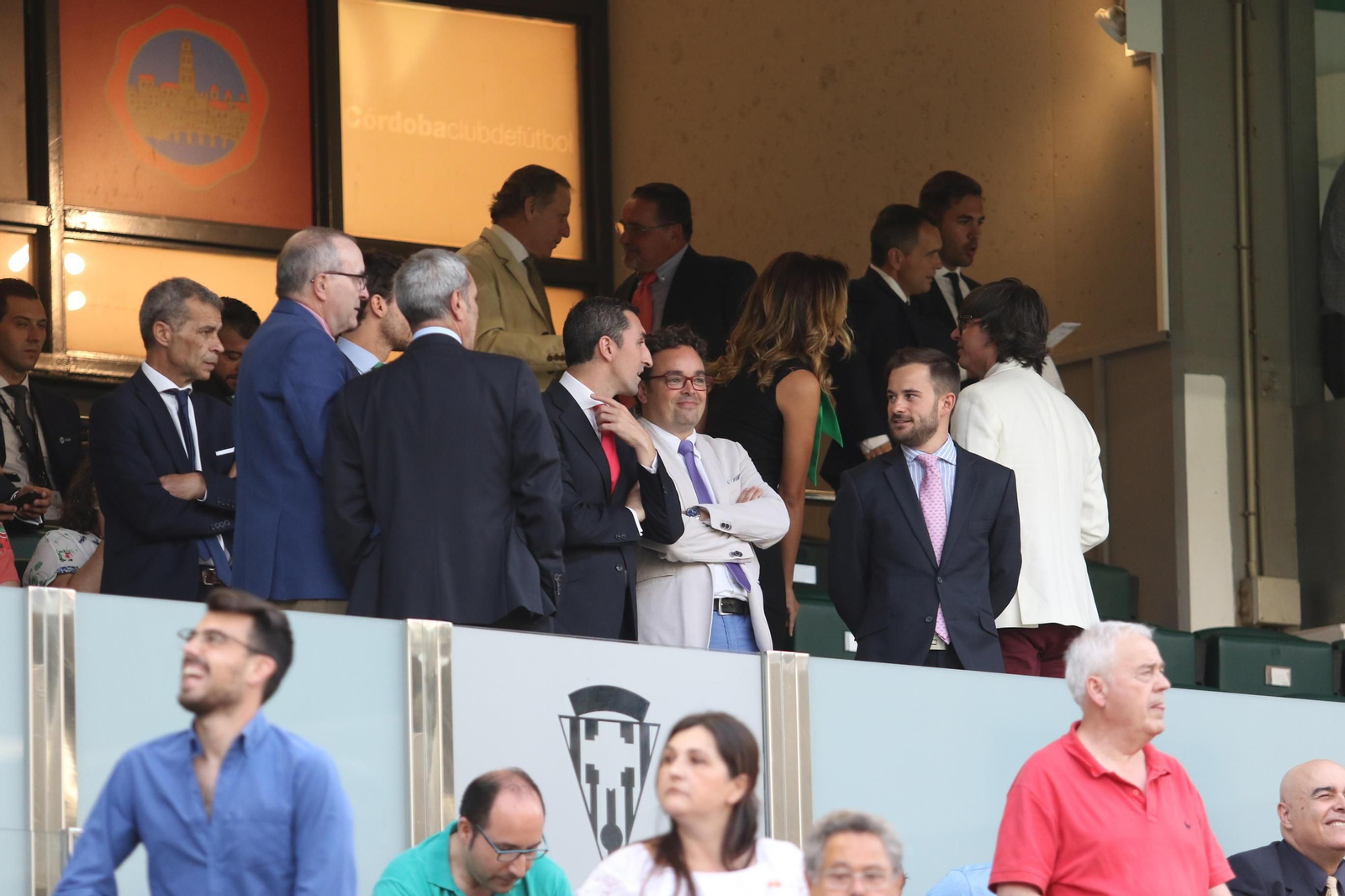 Alejandro González dialoga con Sergio Medina y Antonio Rojas antes de empezar el encuentro del pasado domingo ante el Oviedo.