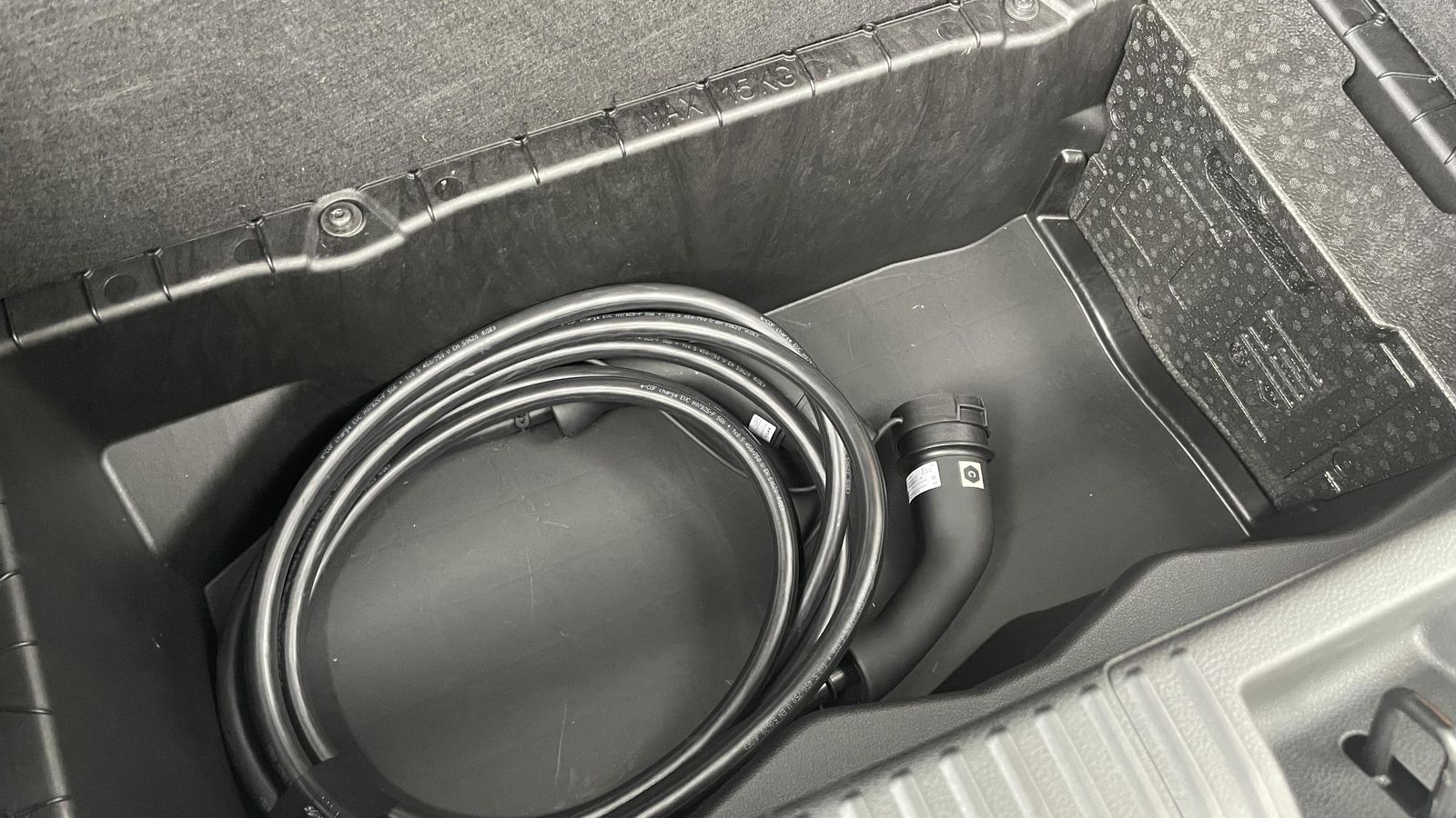 Situar los cables en este hueco es una buena idea para aprovechar el espacio, pero exige sacar lo que llevemos en el maletero si necesitamos usarlos.