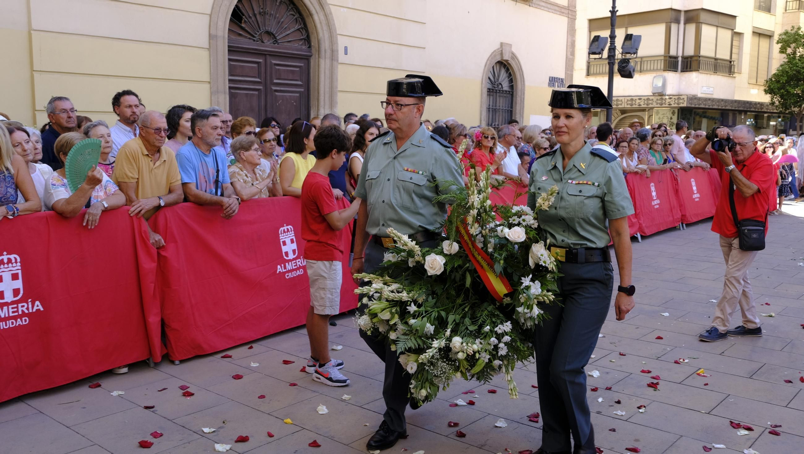 La ofrenda floral a la Virgen del Mar en la Feria de Almería 2025, en imágenes