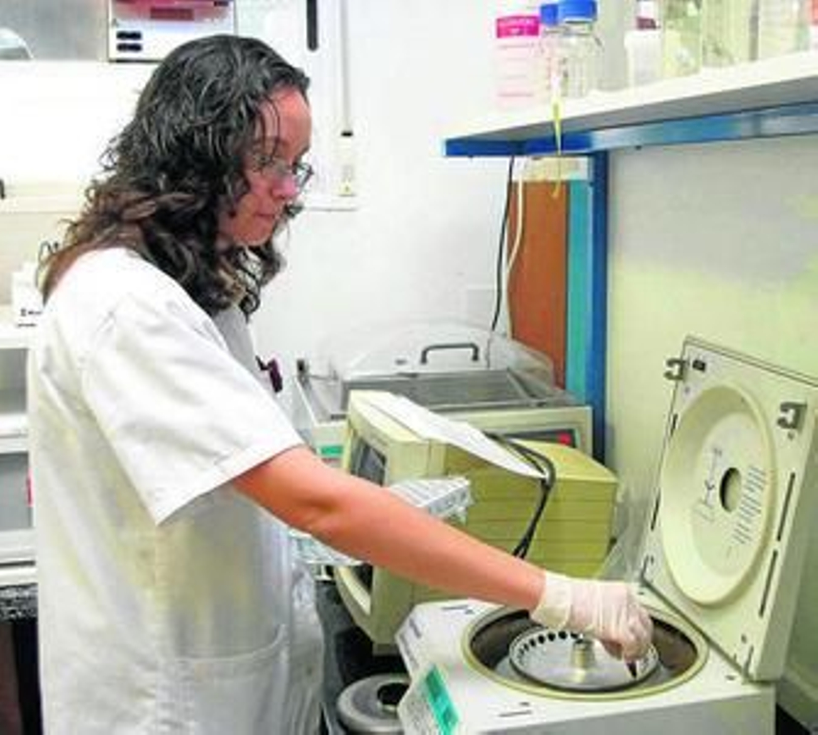 Personal de investigación que trabaja en el Hospital Reina Sofía.