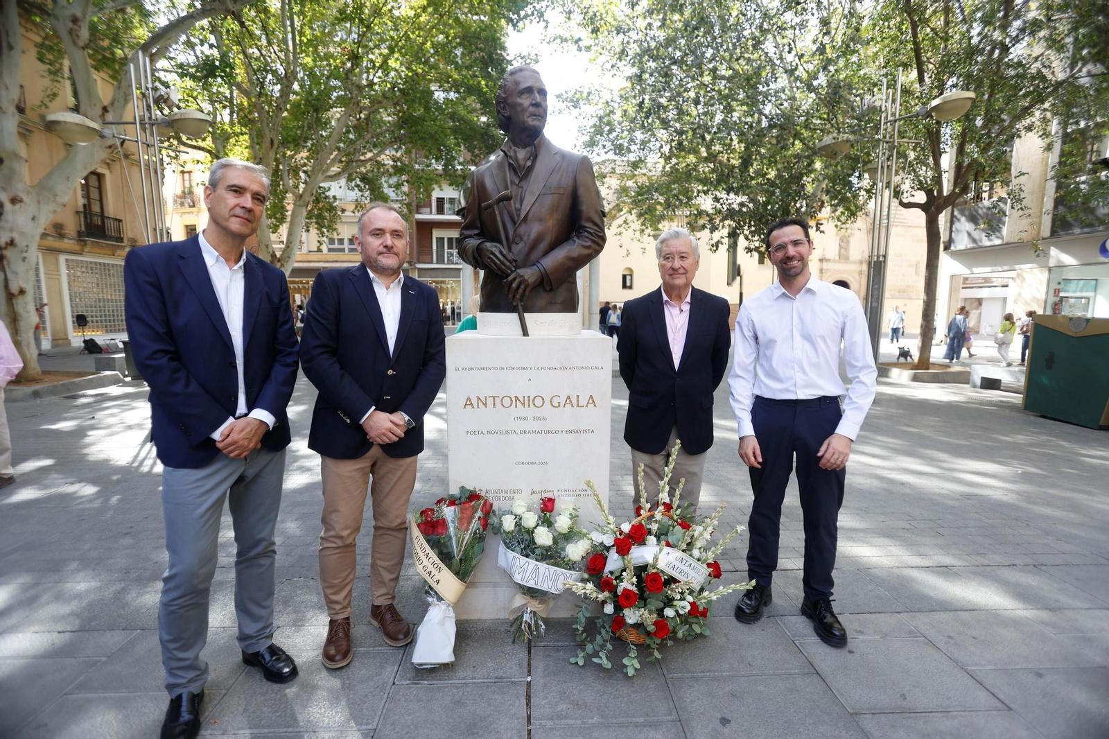 La ofrenda floral en honor a Antonio Gala, en imágenes