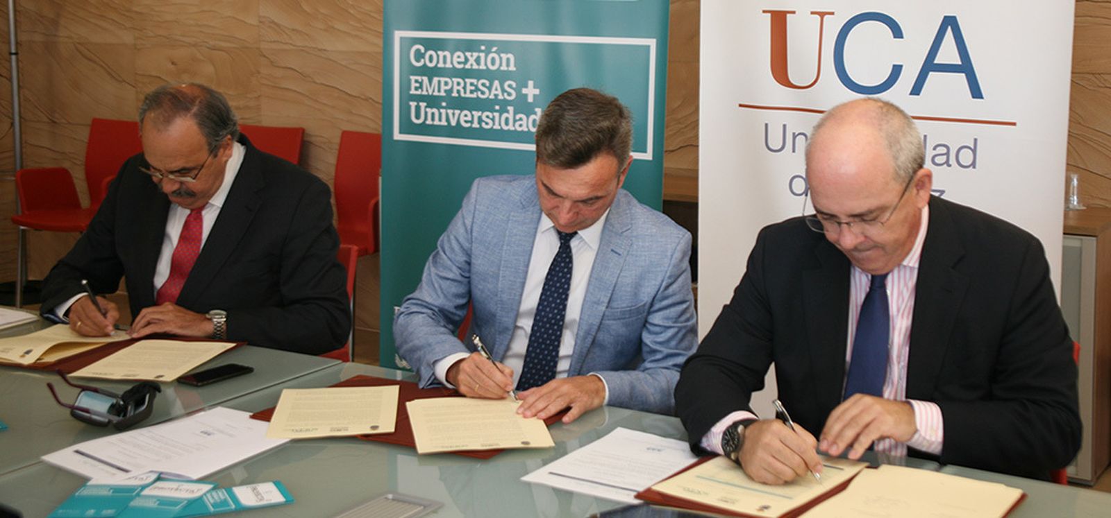 Escamilla, González Mazo y Sánchez Rojas firman el convenio.