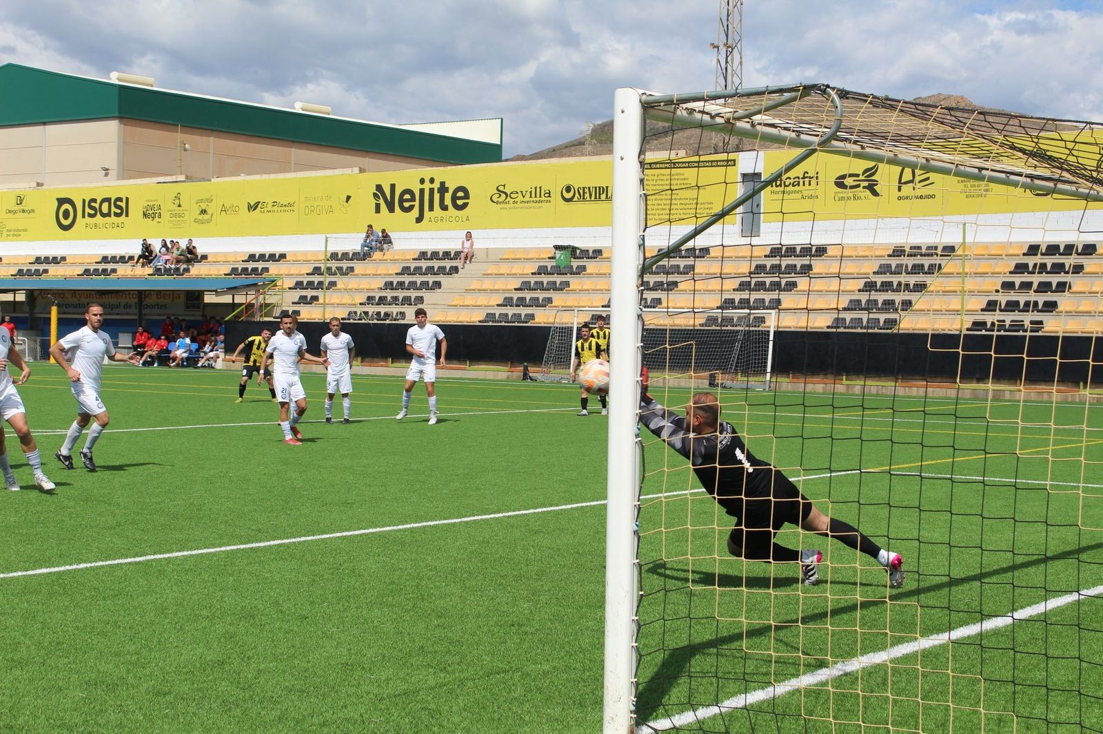Una parada en el partido del Almuñécar City en Berja