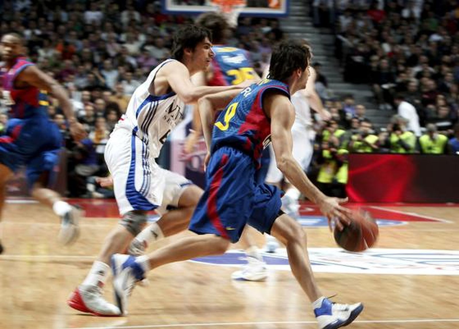 El Barcelona vence en la final de la Copa del Rey ante el Real Madrid por segundo año consecutivo  (68-60). / EFE