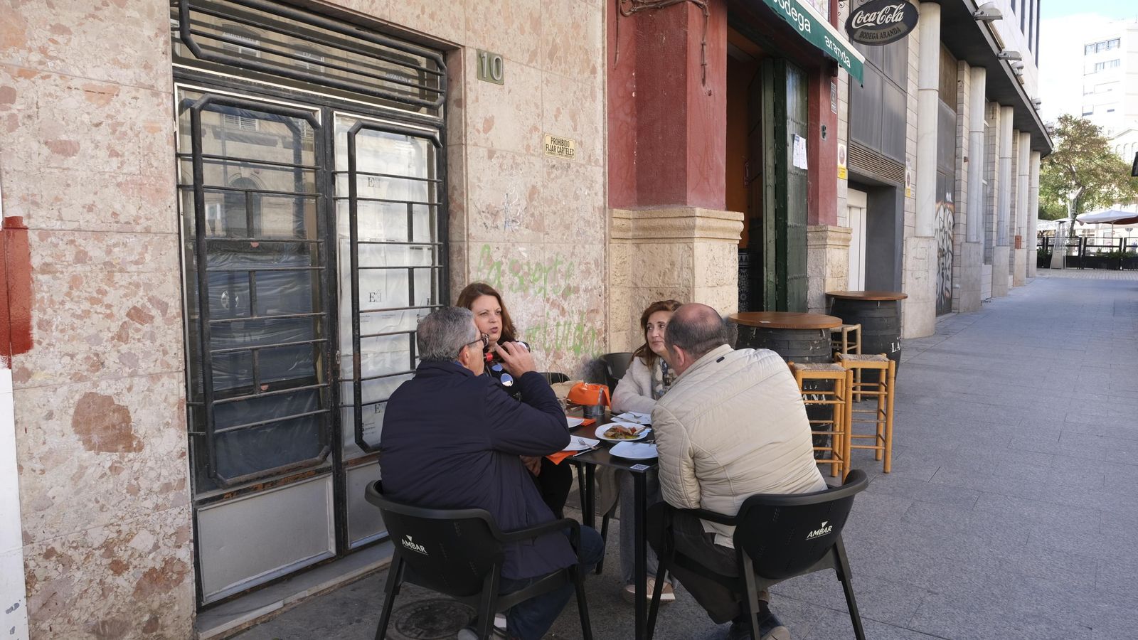 Las terrazas de Almería y Poniente reducen su aforo al 75%.