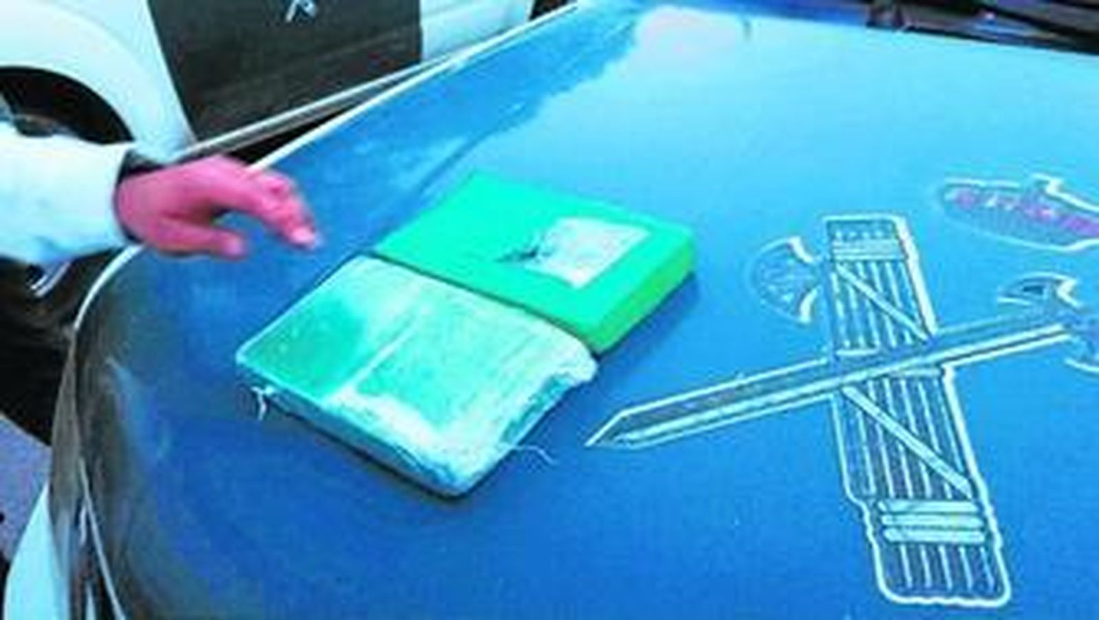 Imagen de los dos kilos de cocaína que la Guardia Civil interceptó a esta banda a la altura de Jerez tras ser comprada en Dos Hermanas.