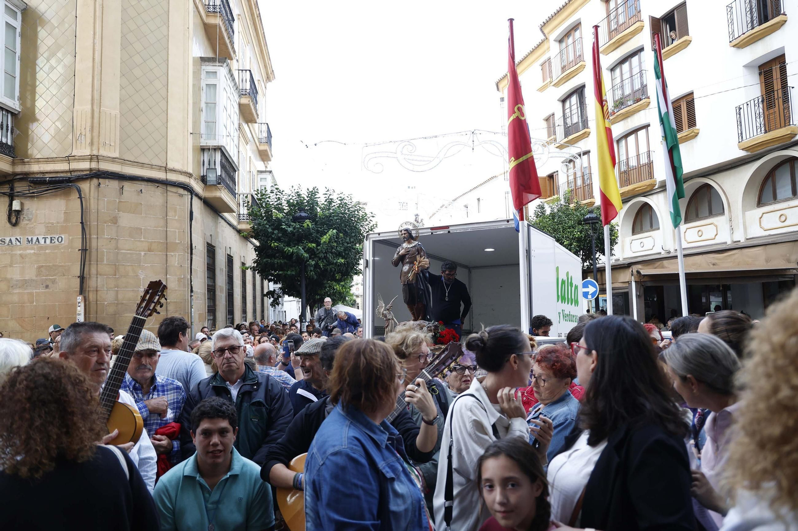 La Virgen de la Luz, patrona de Tarifa, regresa a su santuario entre el fervor y la lluvia
