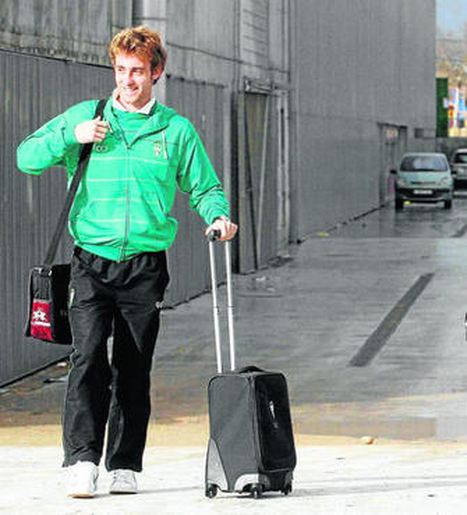 Dañobeitia abandona El Arcángel con su maleta.