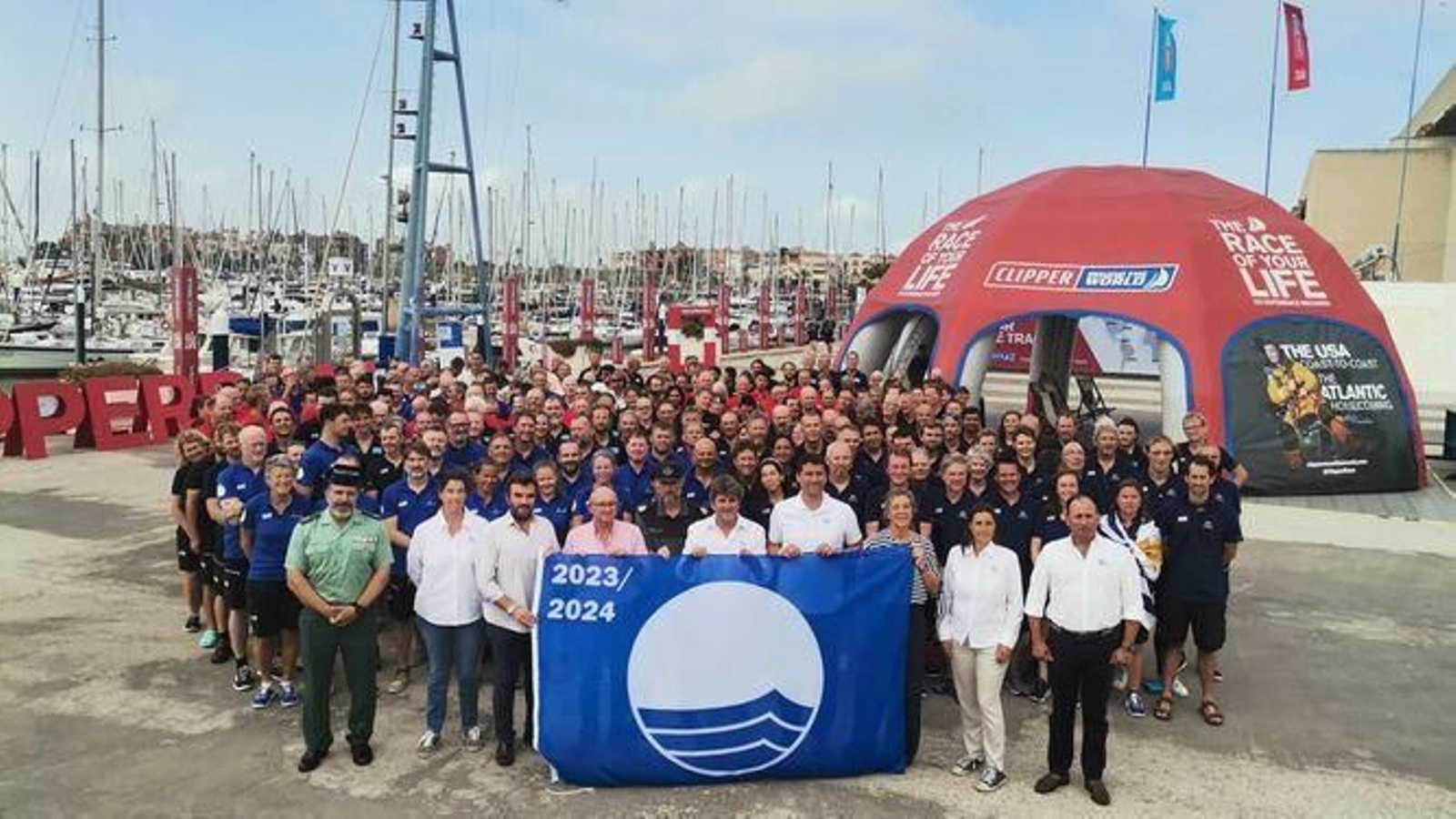 Las tripulaciones de la regata 'Clipper Race', los responsables de Puerto Sherry y los concejales portuenses, con la Bandera Azul.