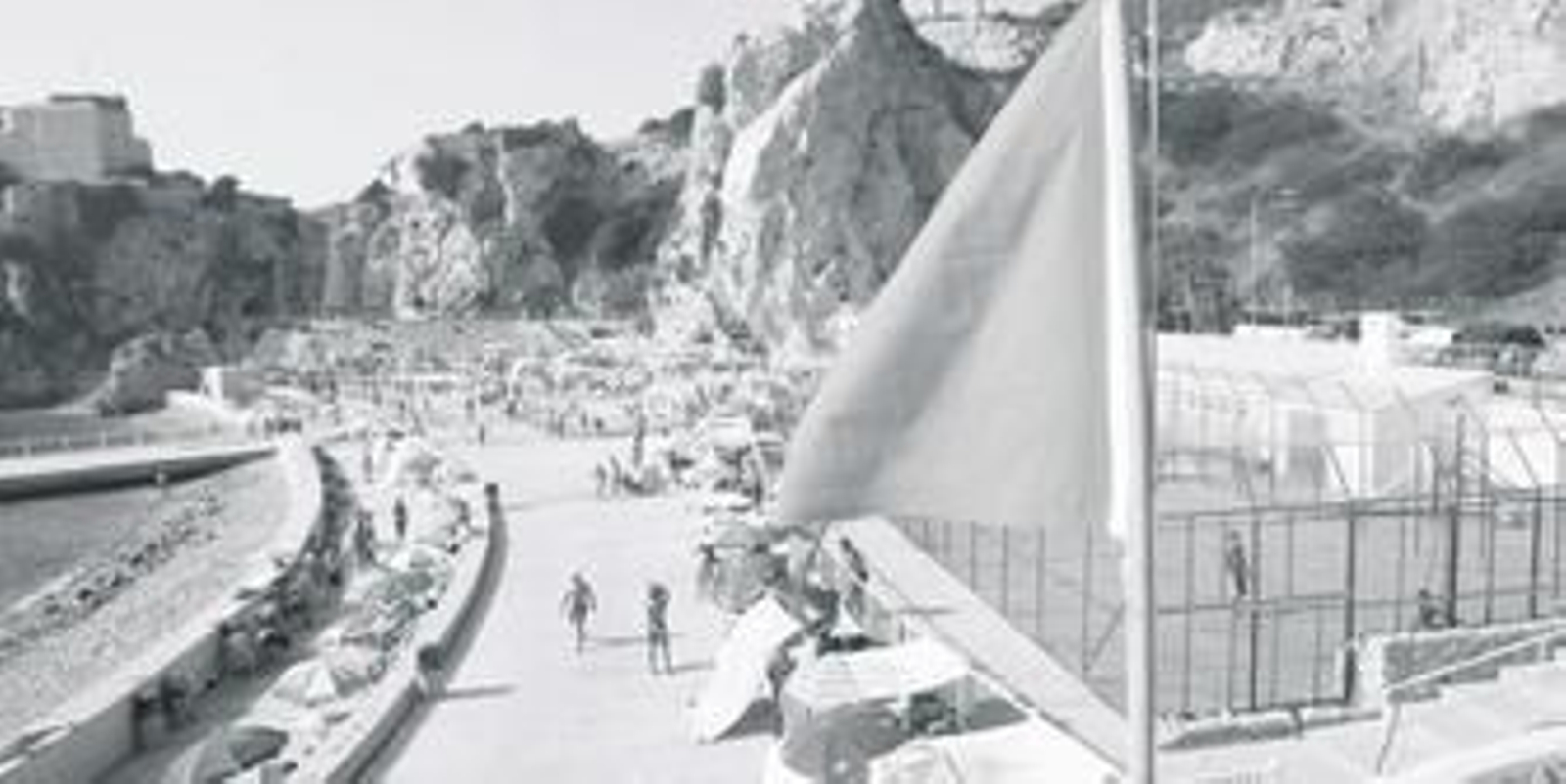 Imagen que presentaba ayer la playa de Camp Bay, con bandera roja.