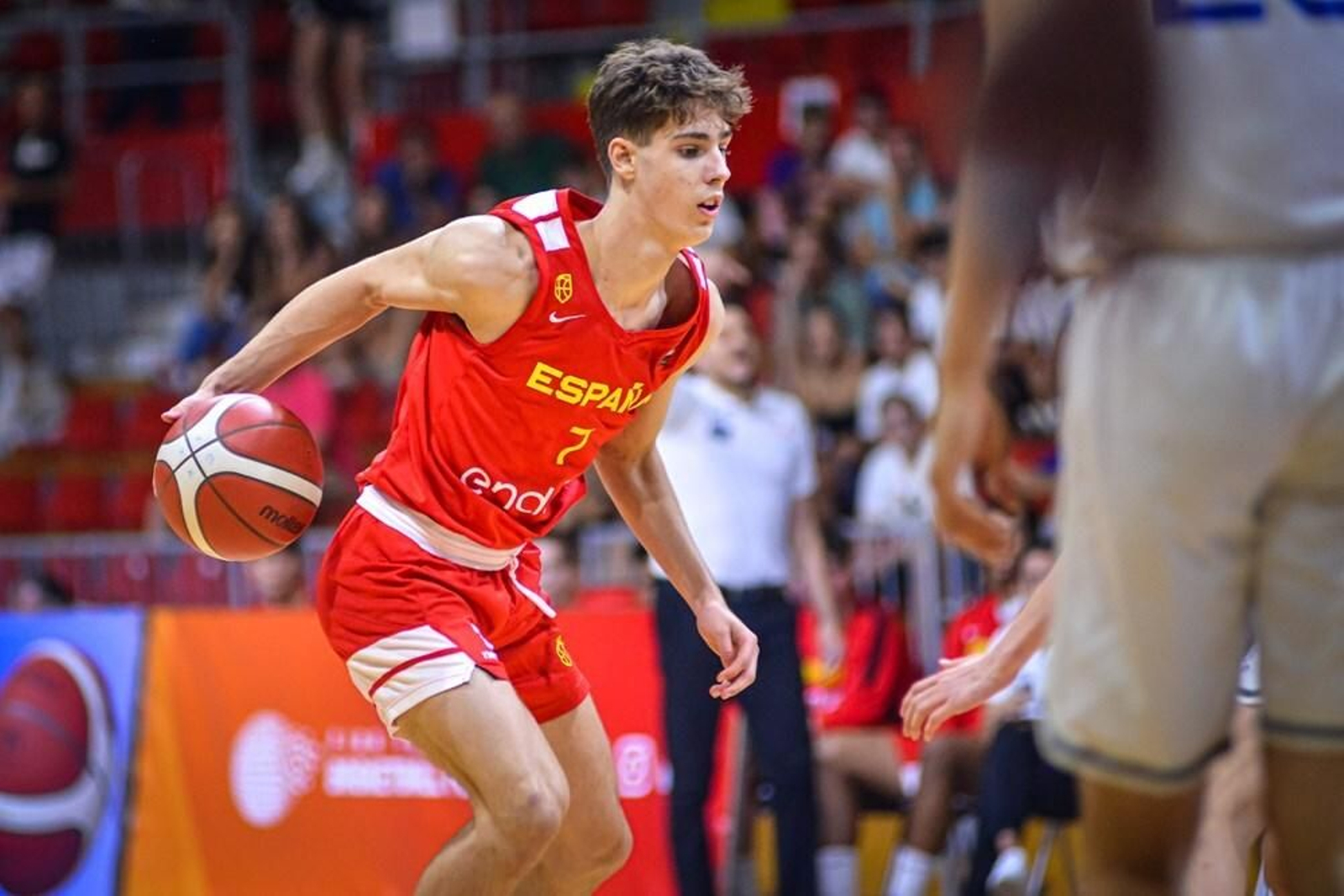 Guille del Pino bota el balón.