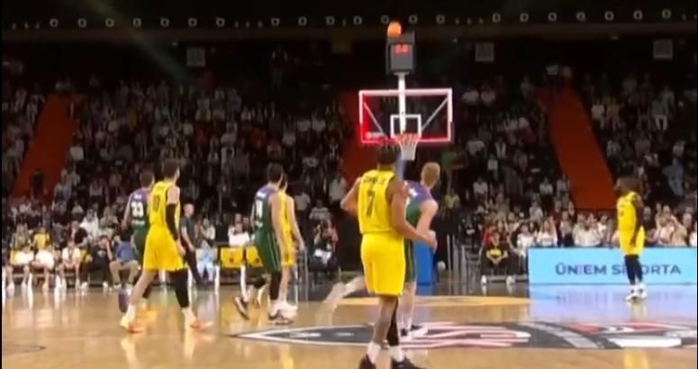 El increíble triple de Alberto Díaz desde su campo