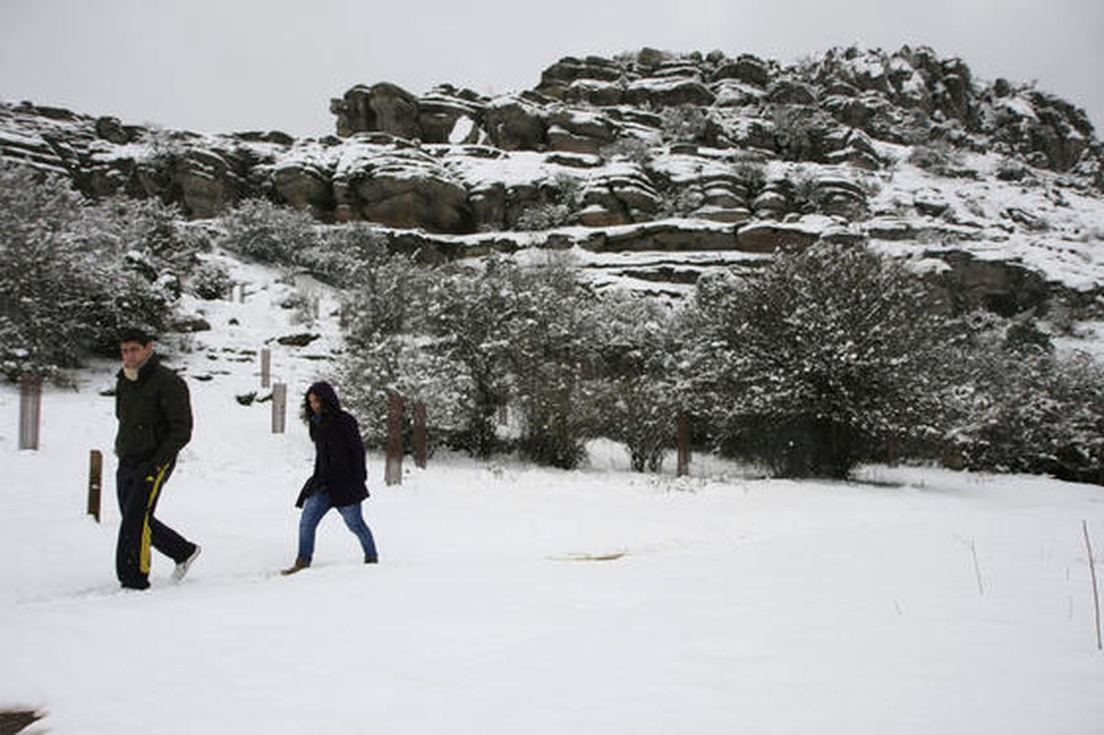 Imágenes del Torcal de Antequera, que presentaba un paisaje totalmente invernal. Los más pequeños disfrutaron de una jornada marcada por el descenso térmico.

Foto: Javier Flores