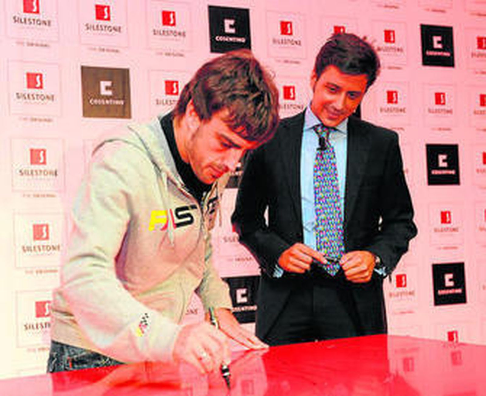 Fernando Alonso junto a Eduardo Martínez-Cosentino en Milán.