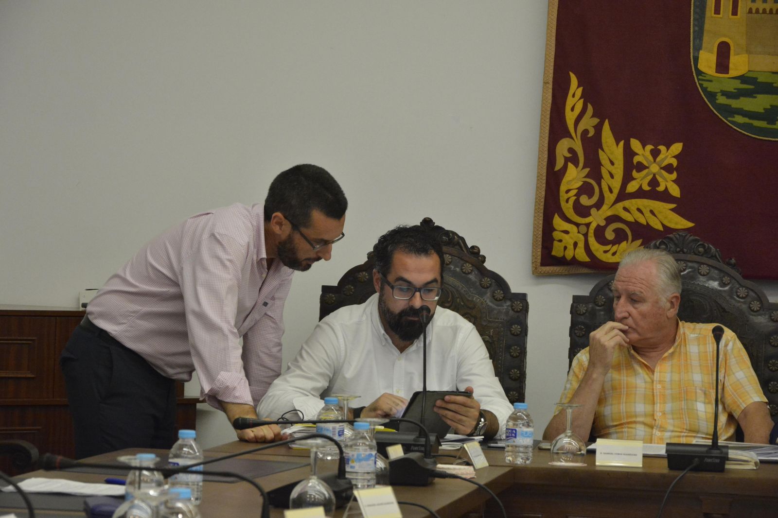 Gabriel Cobos (derecha), junto al alcalde Juan Franco, consulta un expediente.