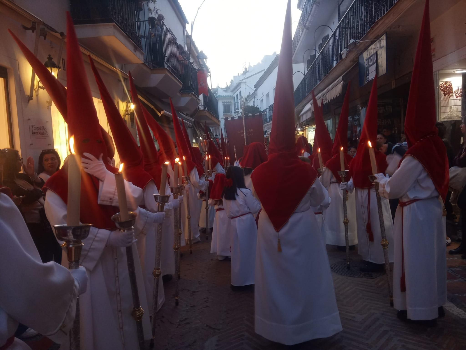 Devoción al Crucificado el Jueves Santo en Marbella, en imágenes