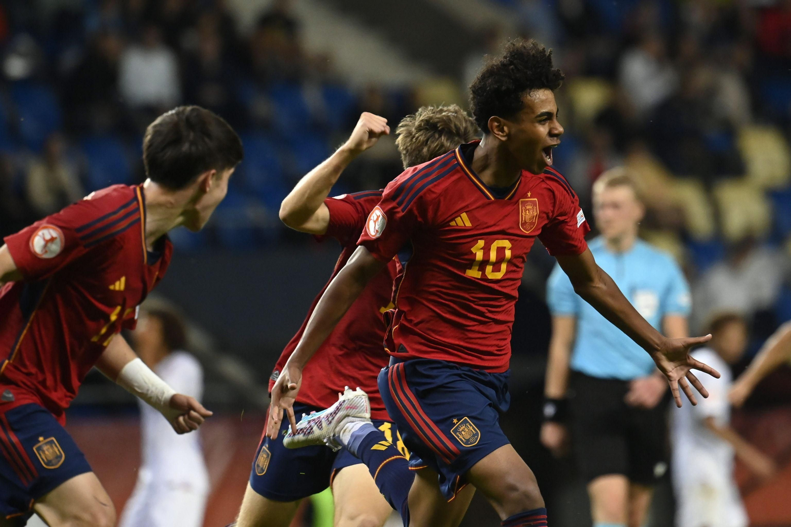 Lamine Yamal celebra un gol durante la semifinal de la Copa Mundial Sub-17  de la UEFA entre España y Francia en mayo.