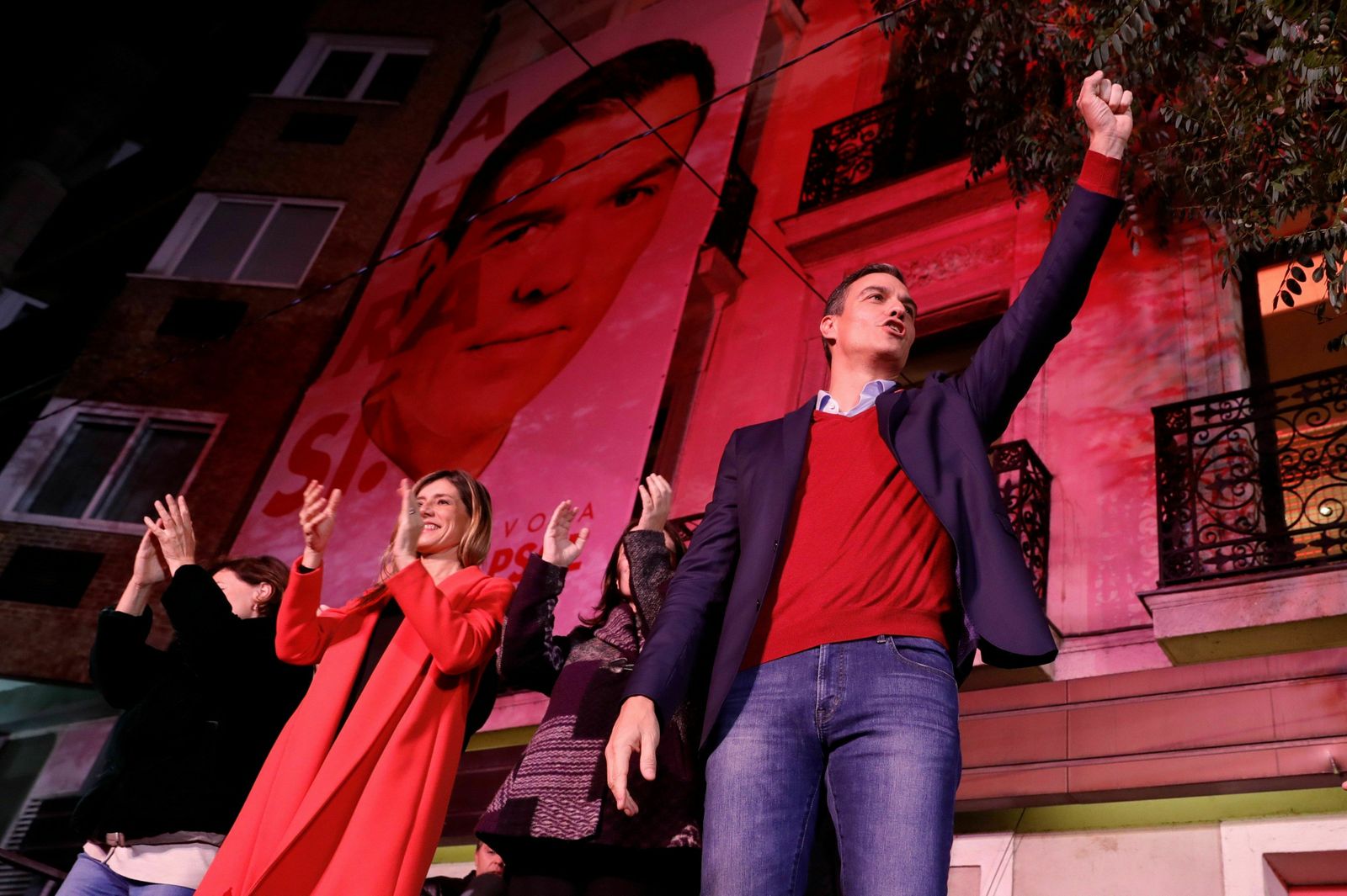 Pedro Sánchez celebra los resultados en Ferraz.