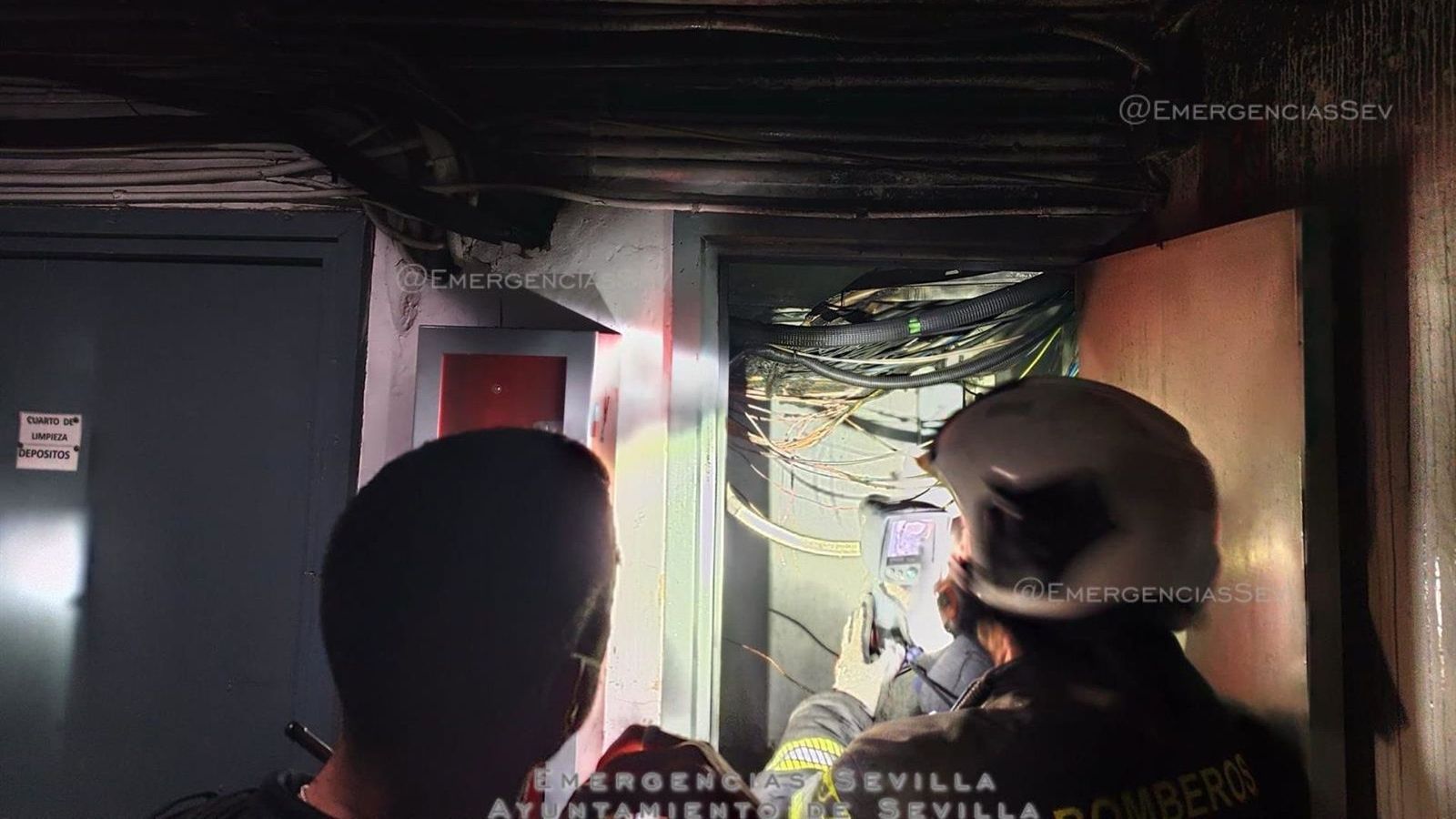 Incendio en un cuarto de contadores de un bloque de viviendas del barrio sevillano de Los Remedios