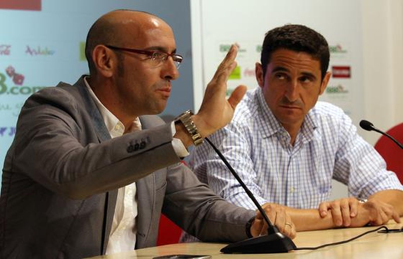 Jiménez, atento a las palabras de Monchi el día de su renovación (mayo de 2009).

Foto: Juan Carlos Muñoz