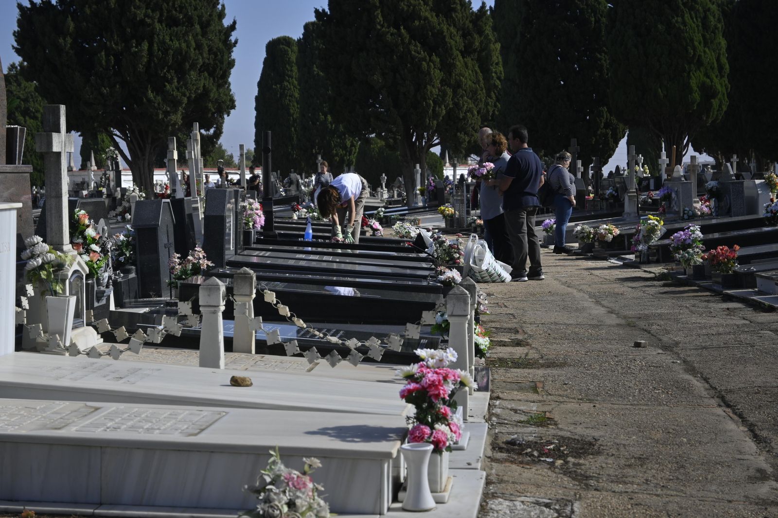 Ambiente en el cementerio de Huelva para el día de todos los Santos.