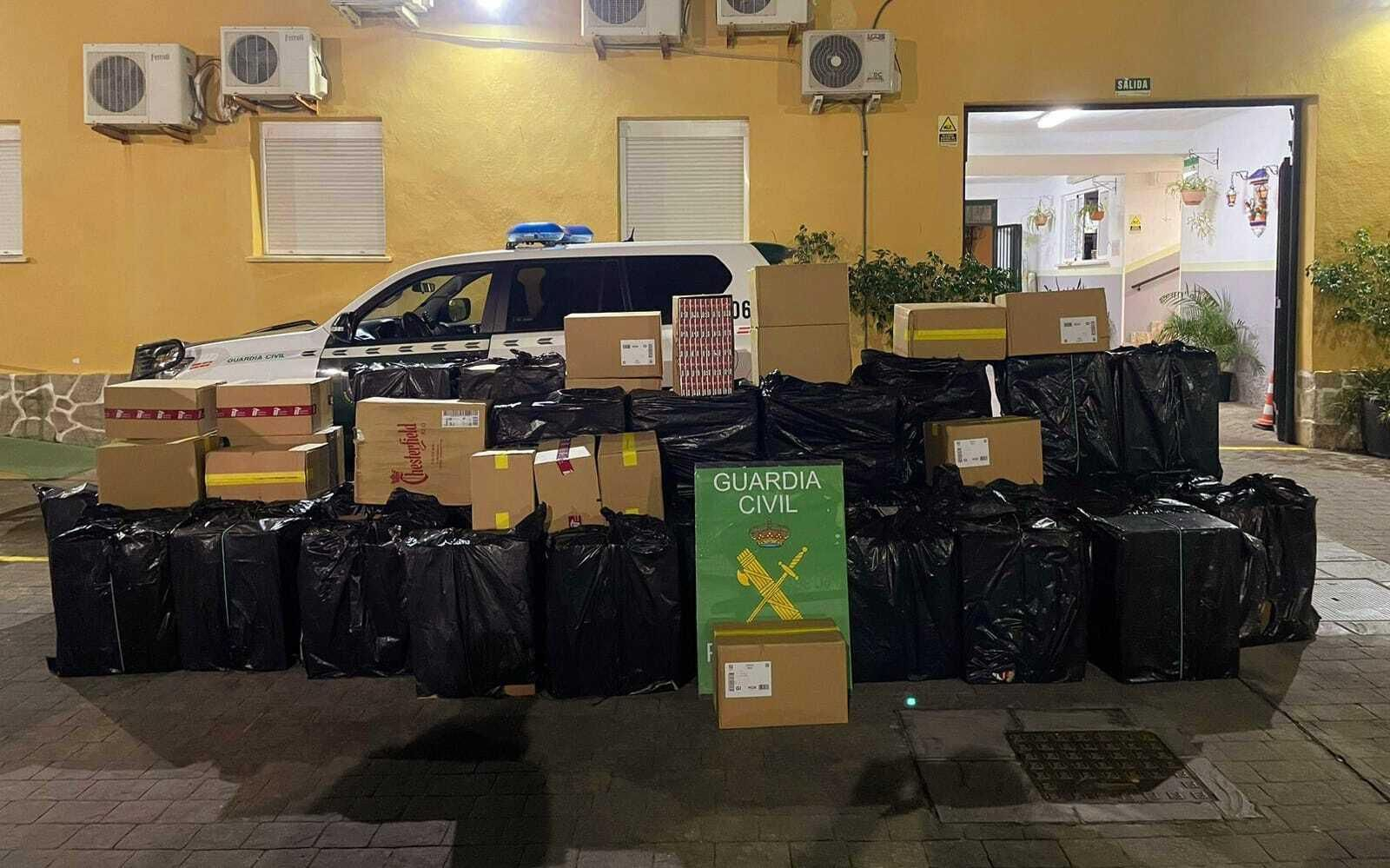 Un vehículo de la Guardia Civil junto a las cajetillas incautadas, con un valor en el mercado de 200.000 euros.