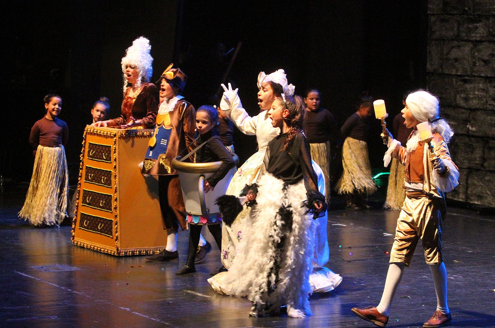 Imágenes de la representación 'El Ala Oeste' basado en la película de Disney 'La Bella y la Bestia'.