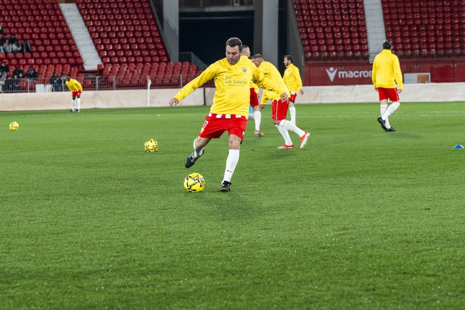 Fotogalería del partido homenaje a Guillermo Blanes entre los veteranos de la UD Almería y el FC Barcelona