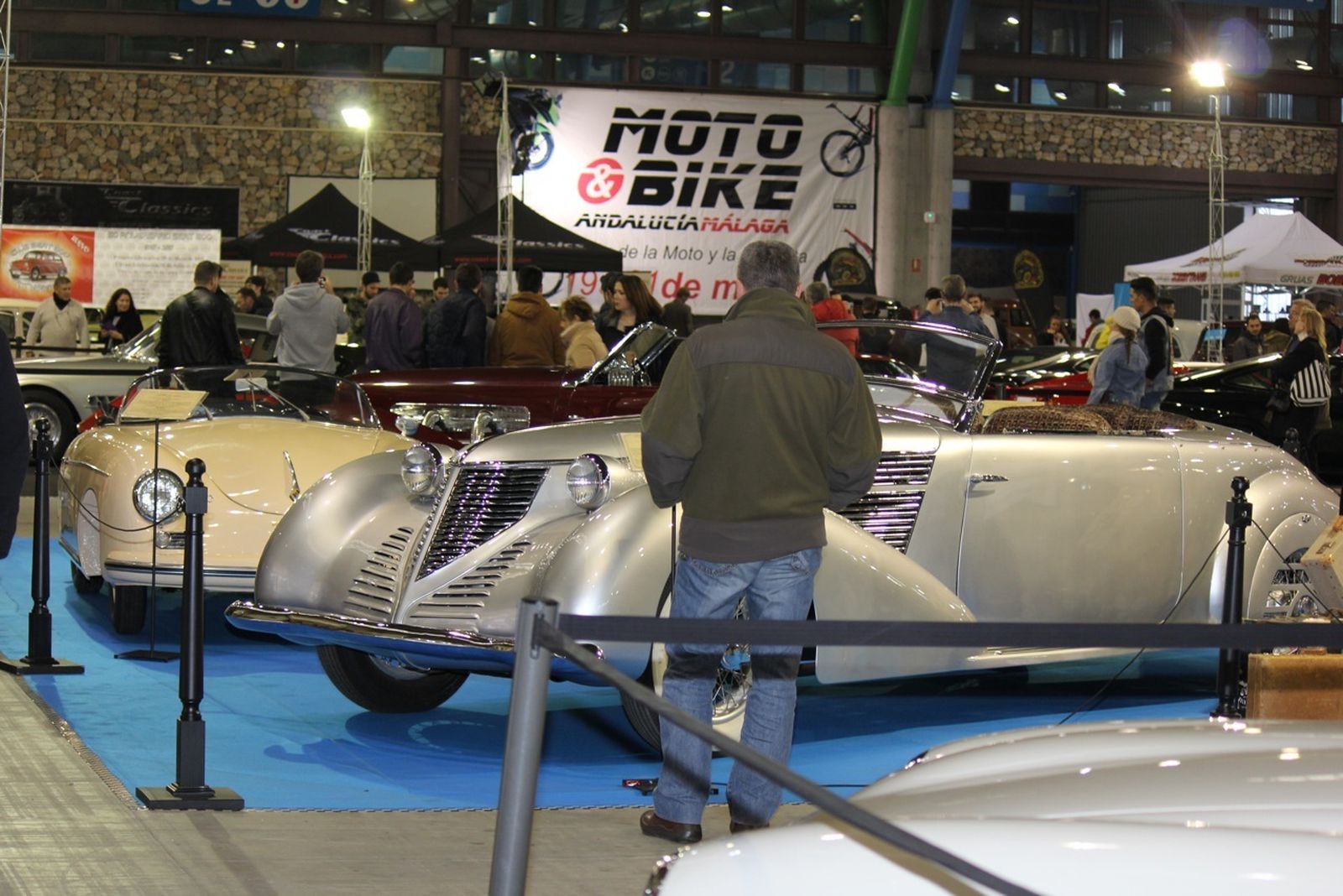 Retro Málaga: Homenaje al Citroën 2 CV, Seat 124 y Ángel Muñiz