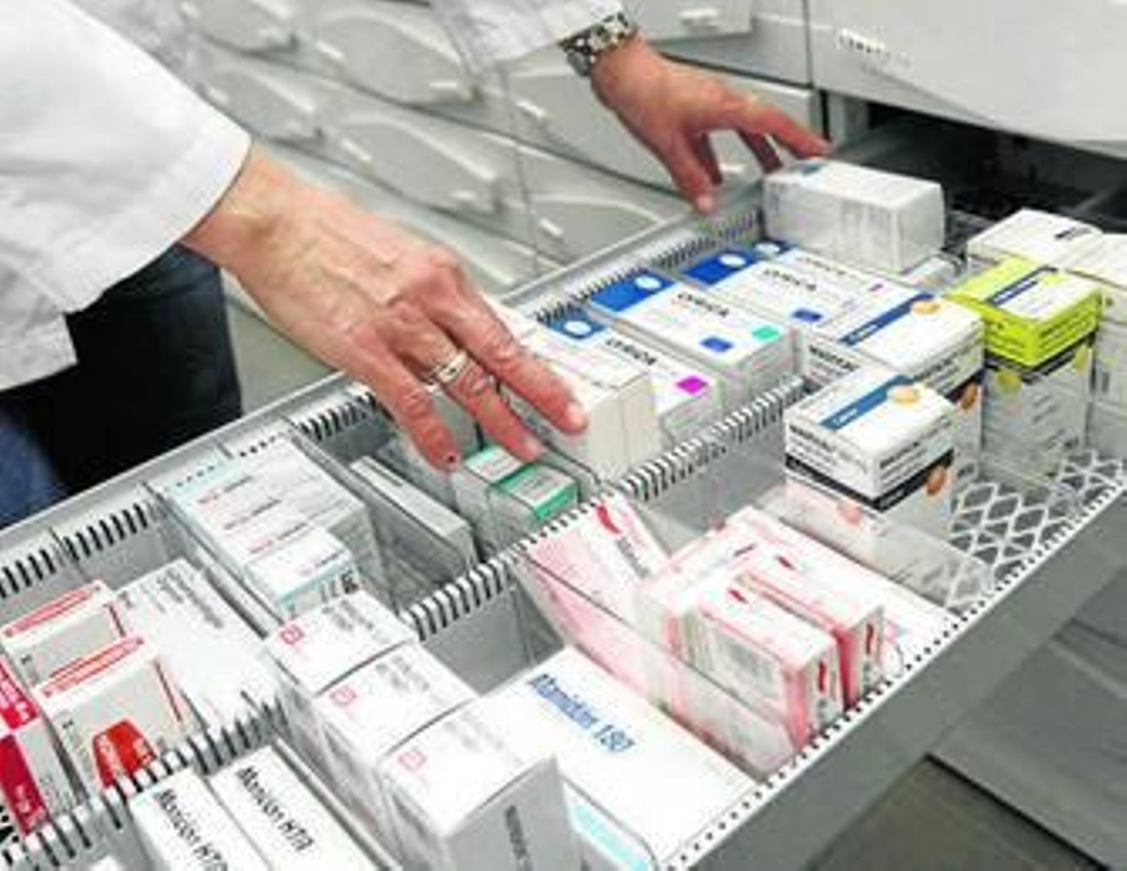 Imagen de un cajón de medicamentos, en una farmacia.
