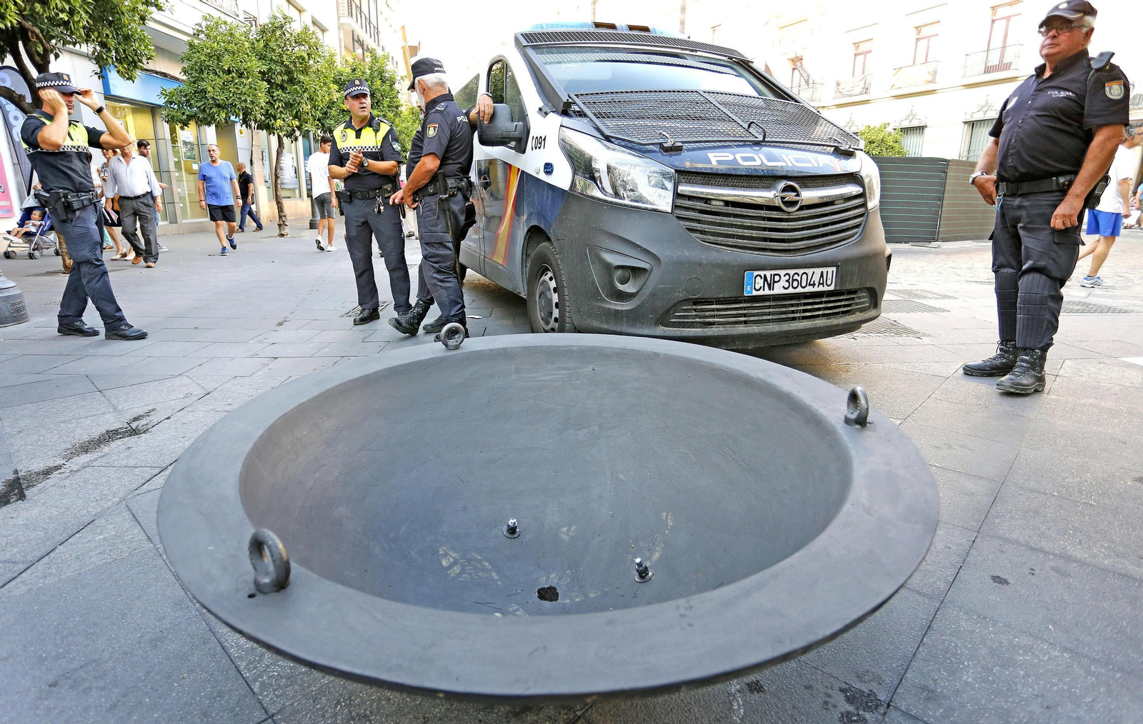 Uno de los maceteros instalado en el comienzo del tramo peatonal de Larga. Uno de los maceteros instalado en el comienzo del tramo peatonal de Larga.