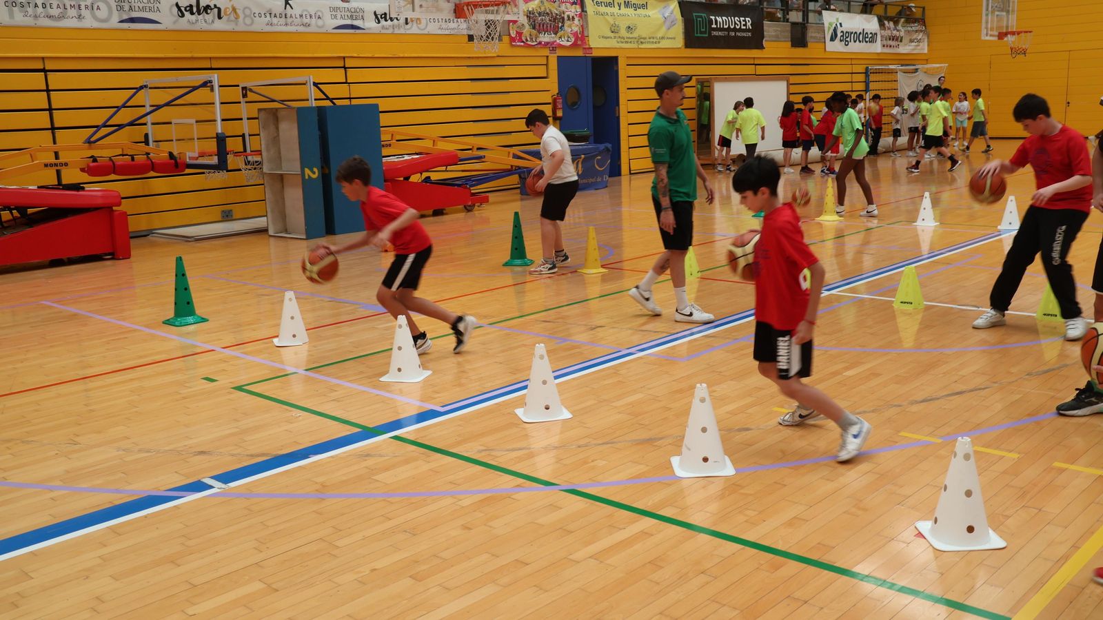 Los alumnos de baloncesto durante una de las sesiones de clausura realizadas esta semana. Los alumnos de baloncesto durante una de las sesiones de clausura realizadas esta semana.