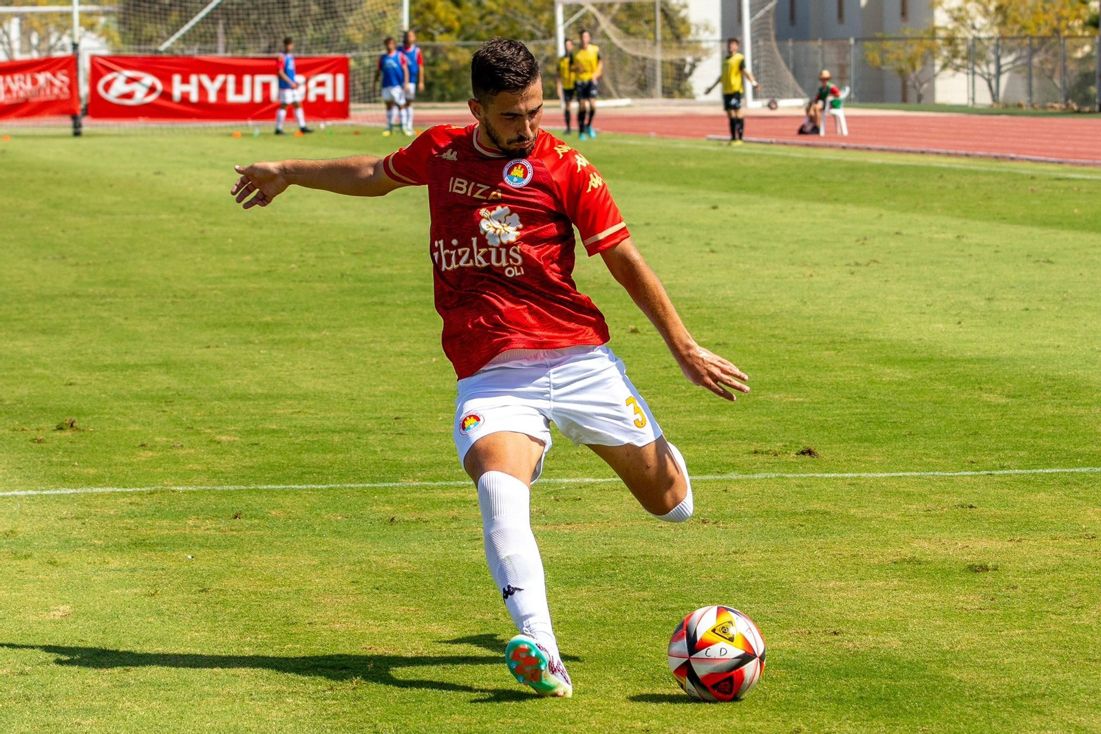 El lateral zurdo en plena ejecución de un disparo durante un encuentro de su etapa en el conjunto ibicenco.