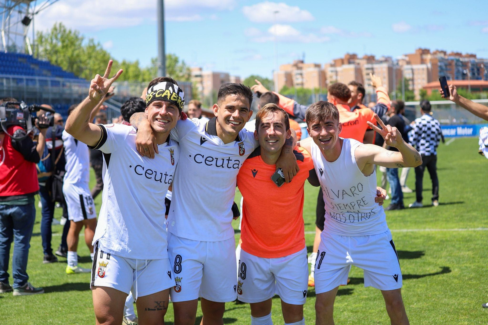 El almeriense Jota López, primero por la derecha, celebra el ascenso conseguido en Fuenlabrada junto a tres de sus compañeros.