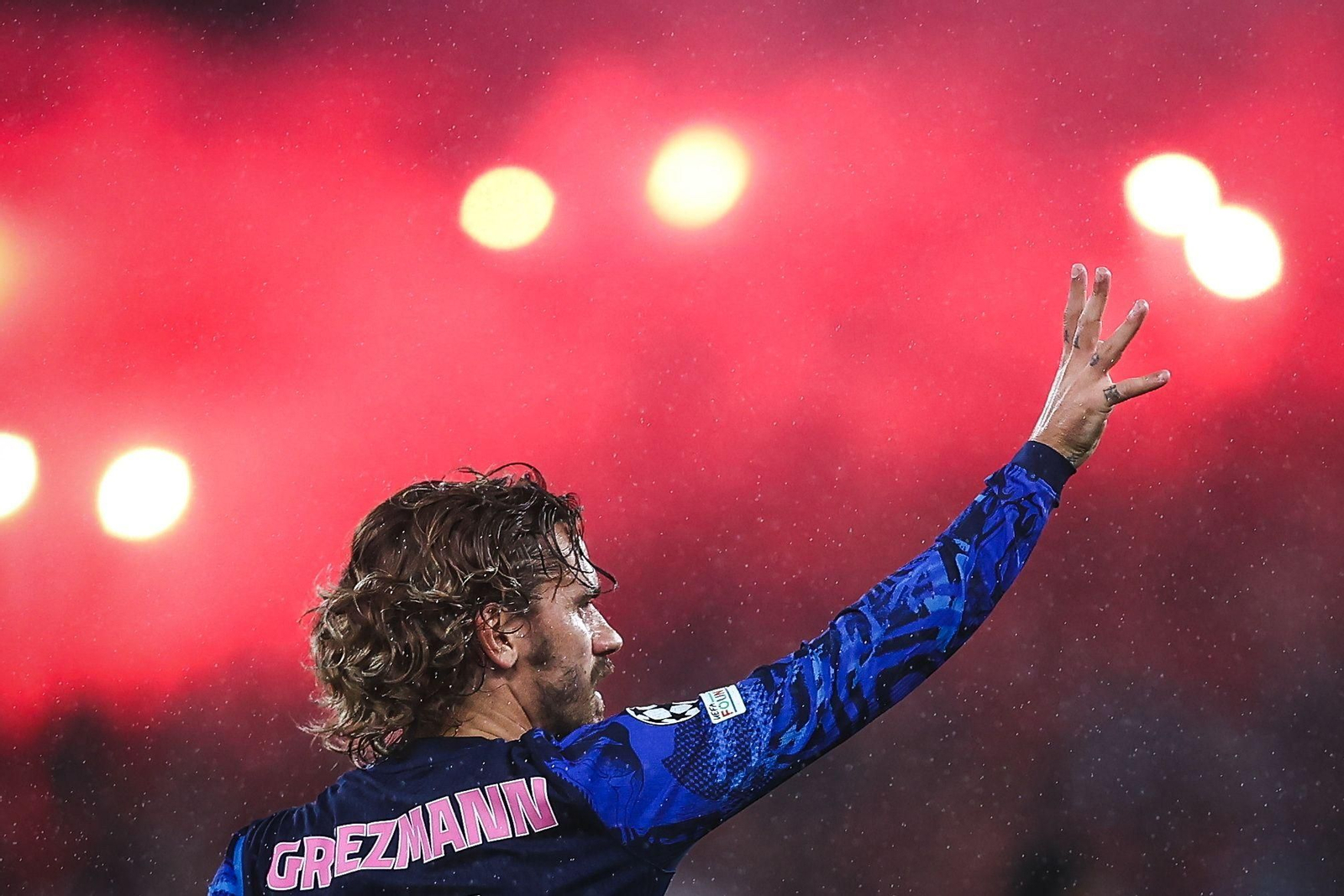 Griezmann gesticula. Griezmann gesticula.