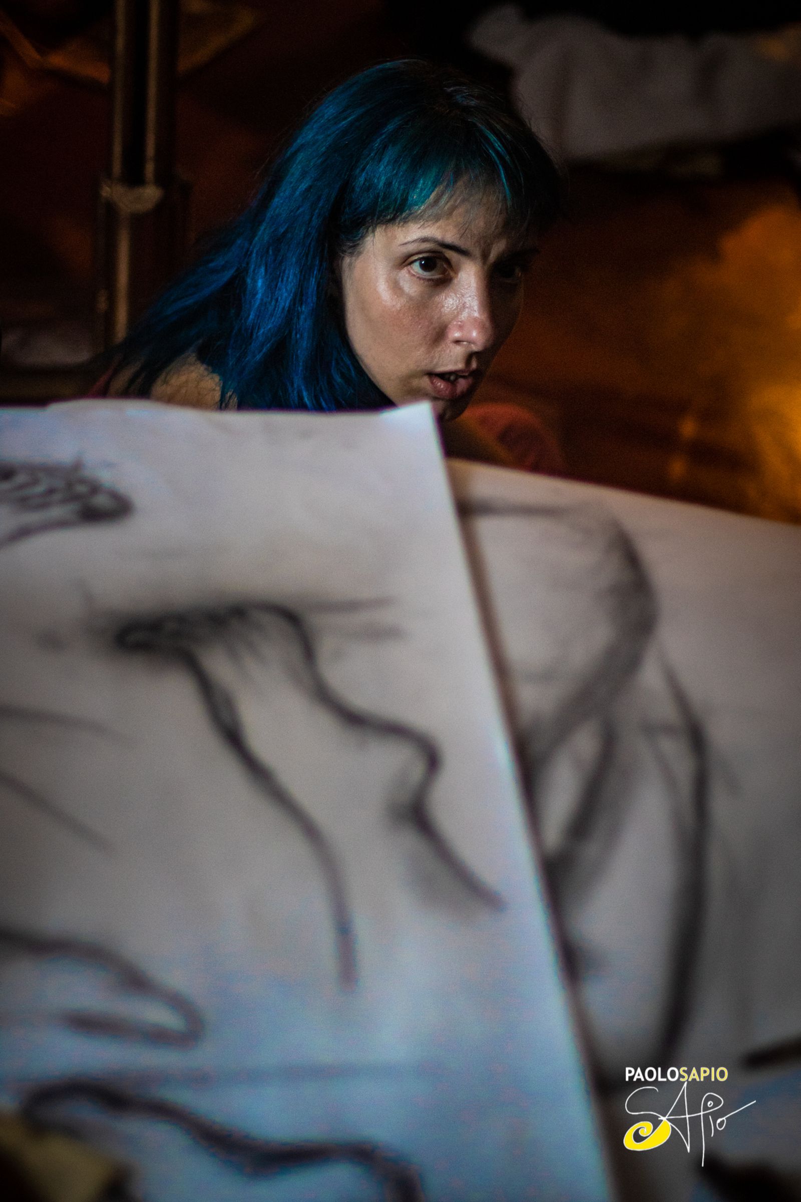 Diana Caro con algunos de los bocetos creados para el cortometraje.