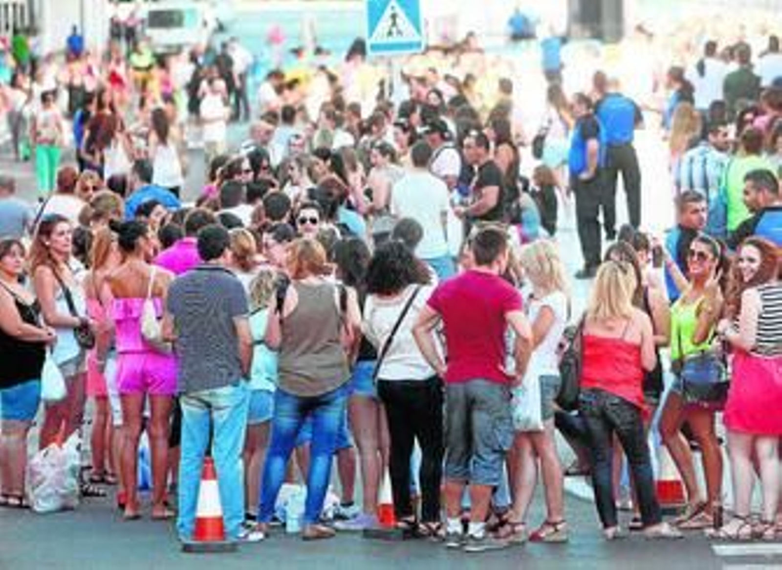 Seguidores de Alejandro Sanz en la cola, horas antes de la entrada al concierto.
