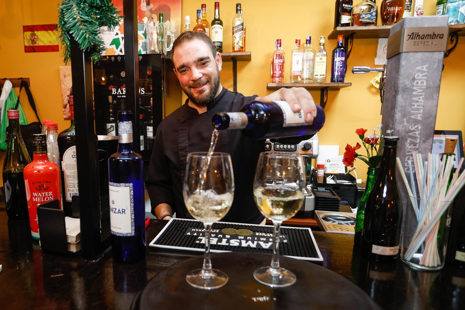 José Antonio Jiménez Victoria ha convertido a su taberna en un refugio para las personas celiacas en Granada.