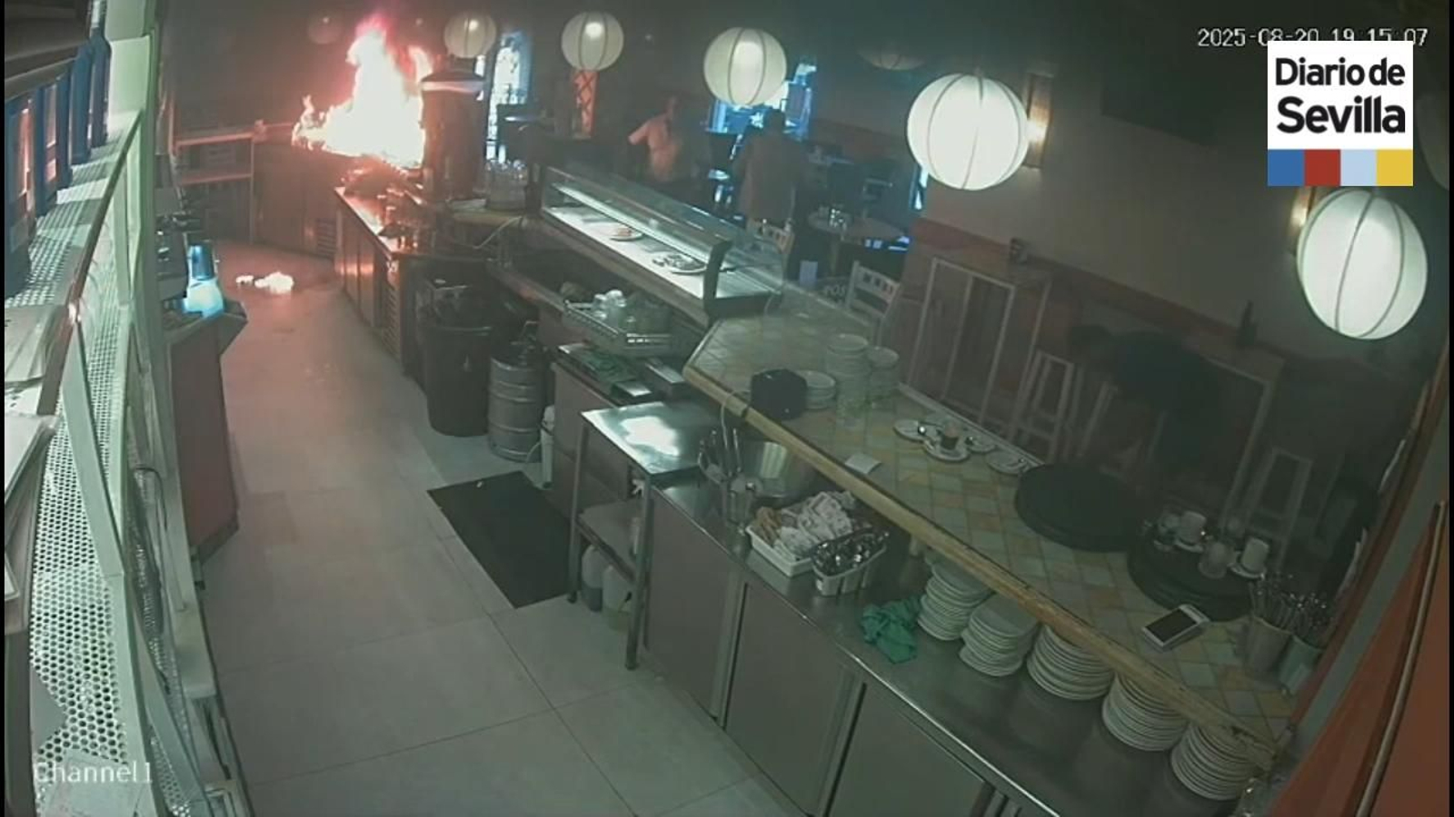 Rocía una cafetería con gasolina en Los Palacios