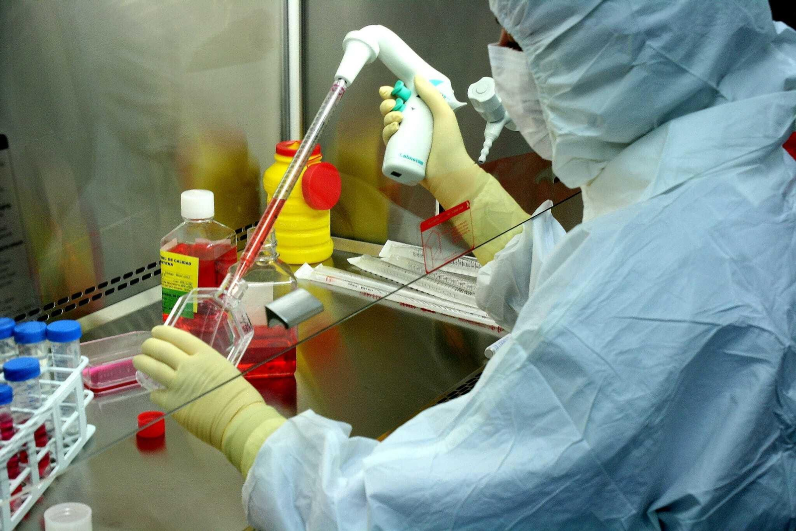 Un profesional en el laboratorio.