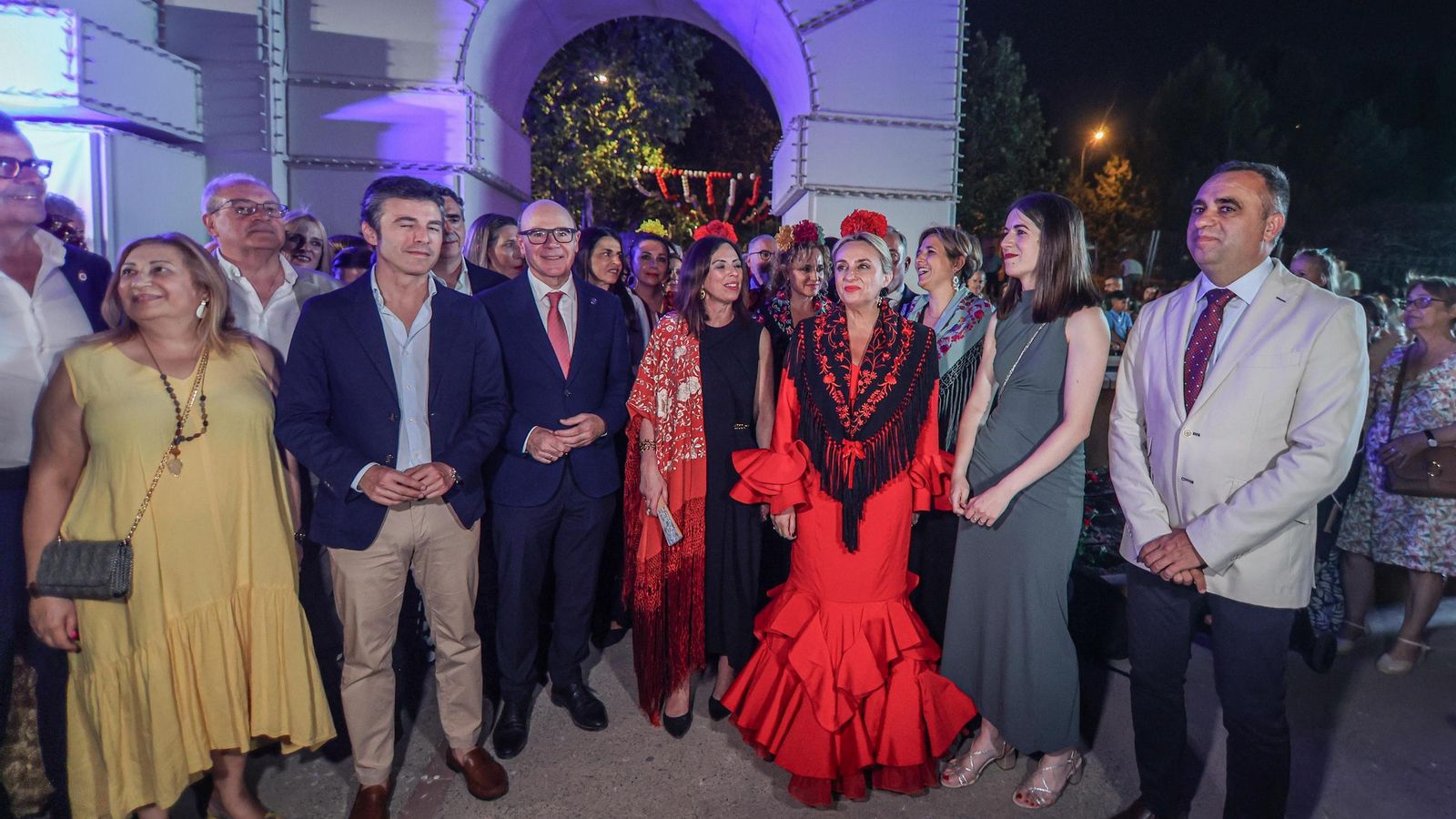 Marifrán Carazo, junto a Rocío Díaz, Francis Rodríguez, Pedro Mercado y Alba Carrasco, la granadina que encendió la feria (de verde) Marifrán Carazo, junto a Rocío Díaz, Francis Rodríguez, Pedro Mercado y Alba Carrasco, la granadina que encendió la feria (de verde)