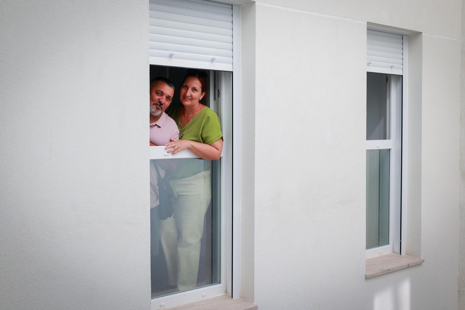 Dos inquilinos de los nuevos pisos de alquiler social en Santiago, 11.