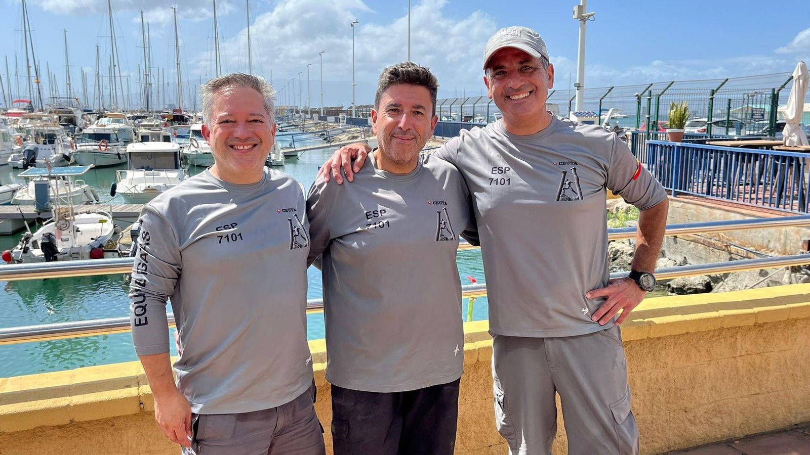 Paco Timón (d) junto a su tripulación, José Moreno y Javi Fontalba.