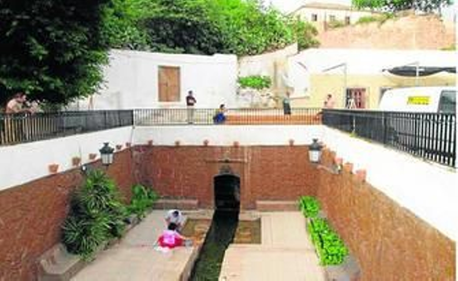 La Fuente de Alcaudique de Berja fue el entorno elegido para la reunión de la Plataforma de Afectados por la Sequía.