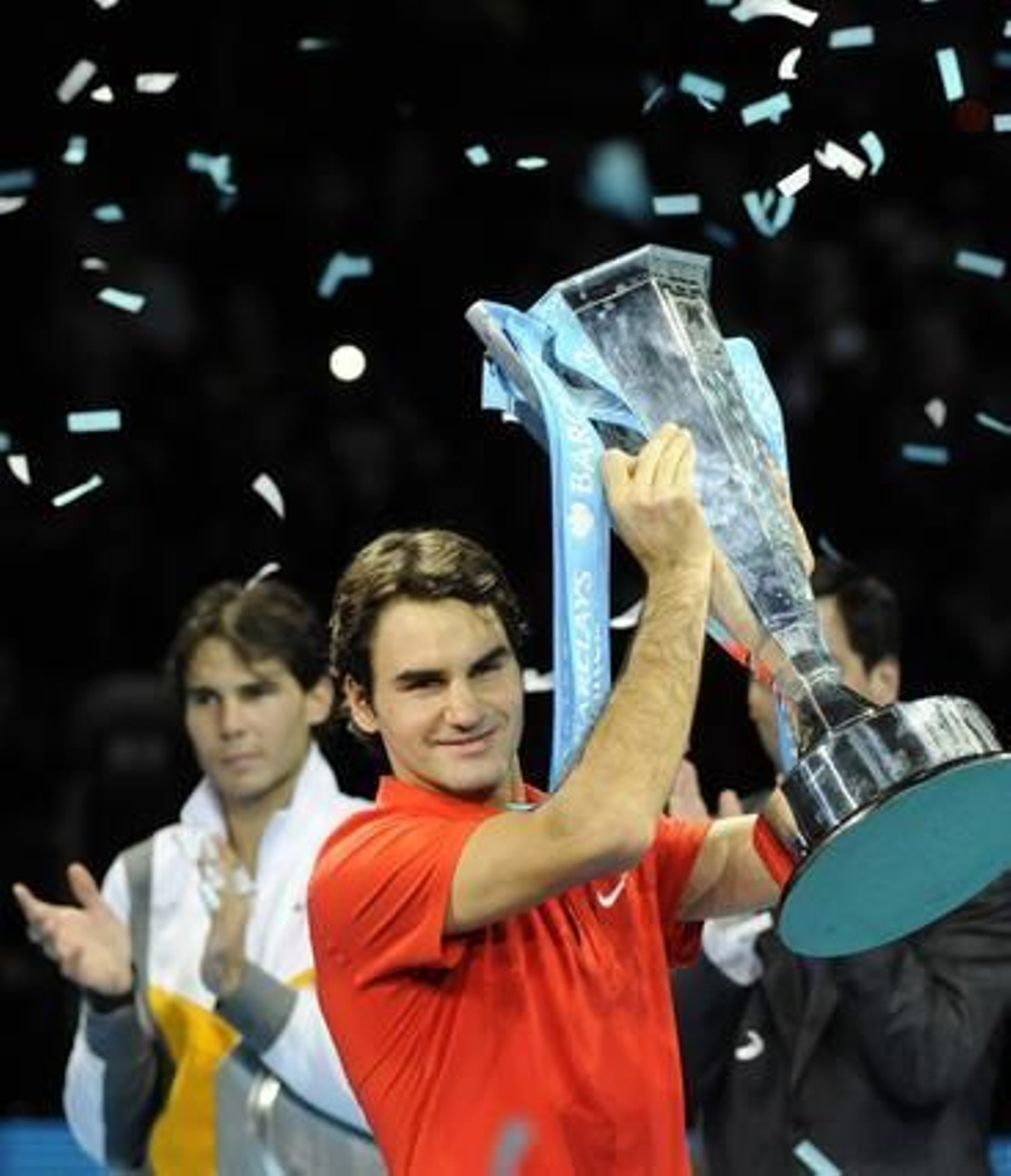 Federer posa con su 5º Copa de Maestros

Foto: REUTERS/AFP