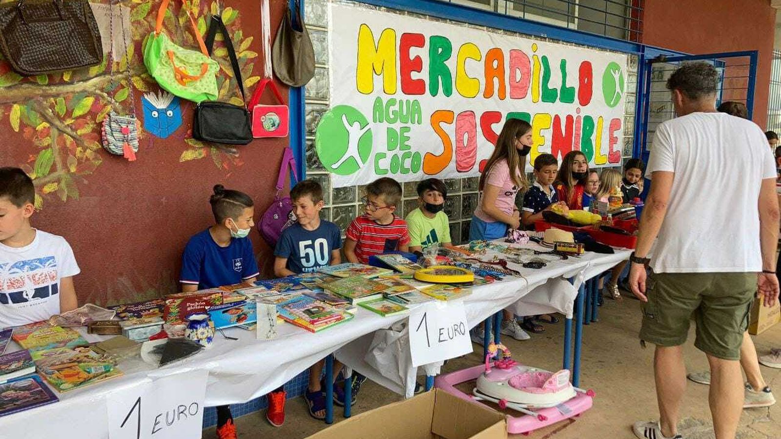 Padres, alumnos, profesorado, AMPA: toda la comunidad educativa se vuelca en ayudar.