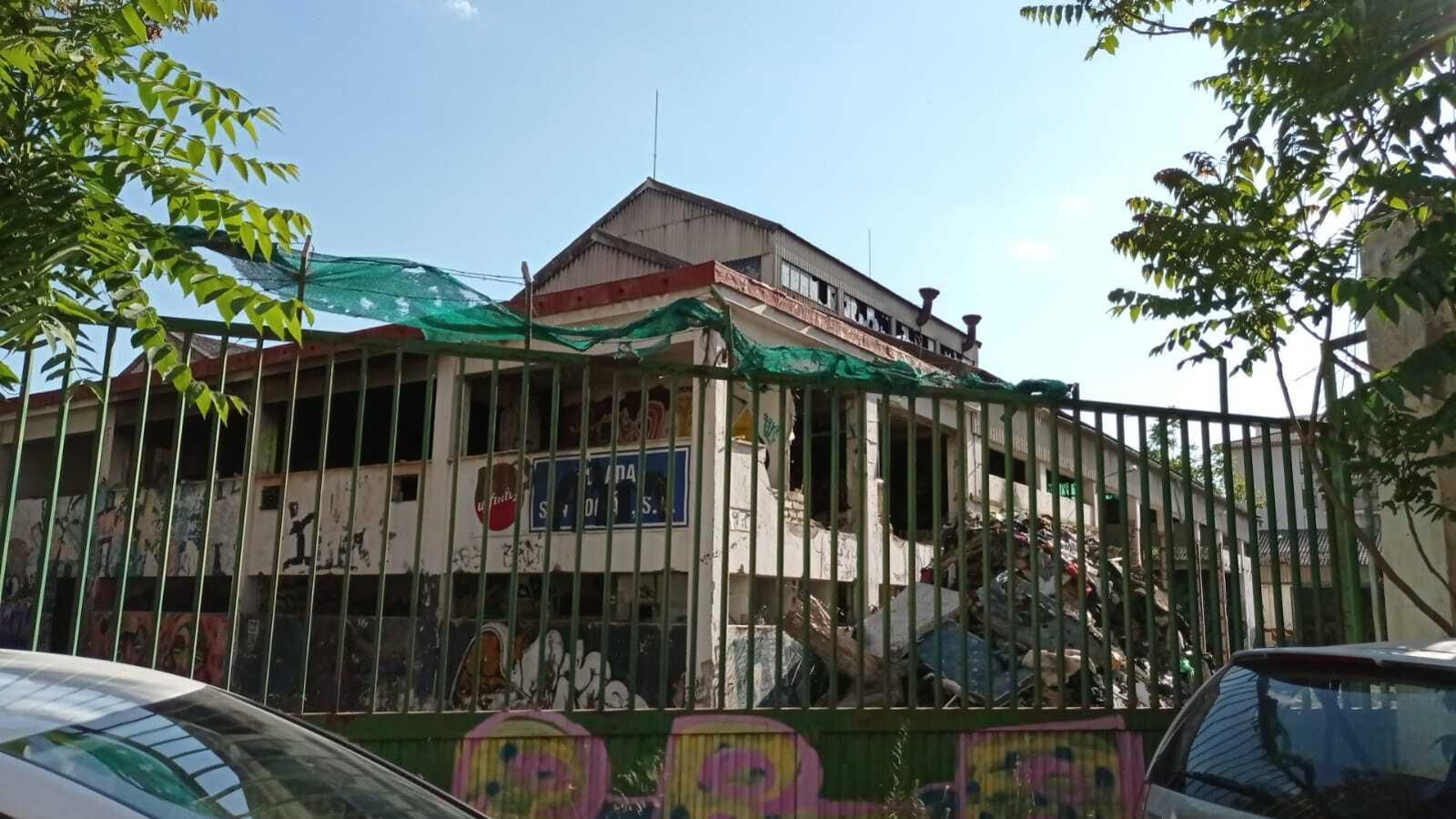 Comienza el derribo de las antiguas instalaciones de Campsa en Villa Pineda (Granada)