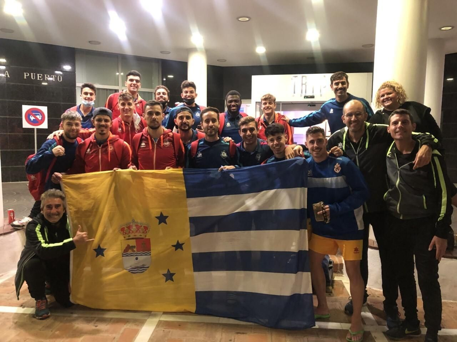 La expedición del CD Rincón celebra la clasificación.